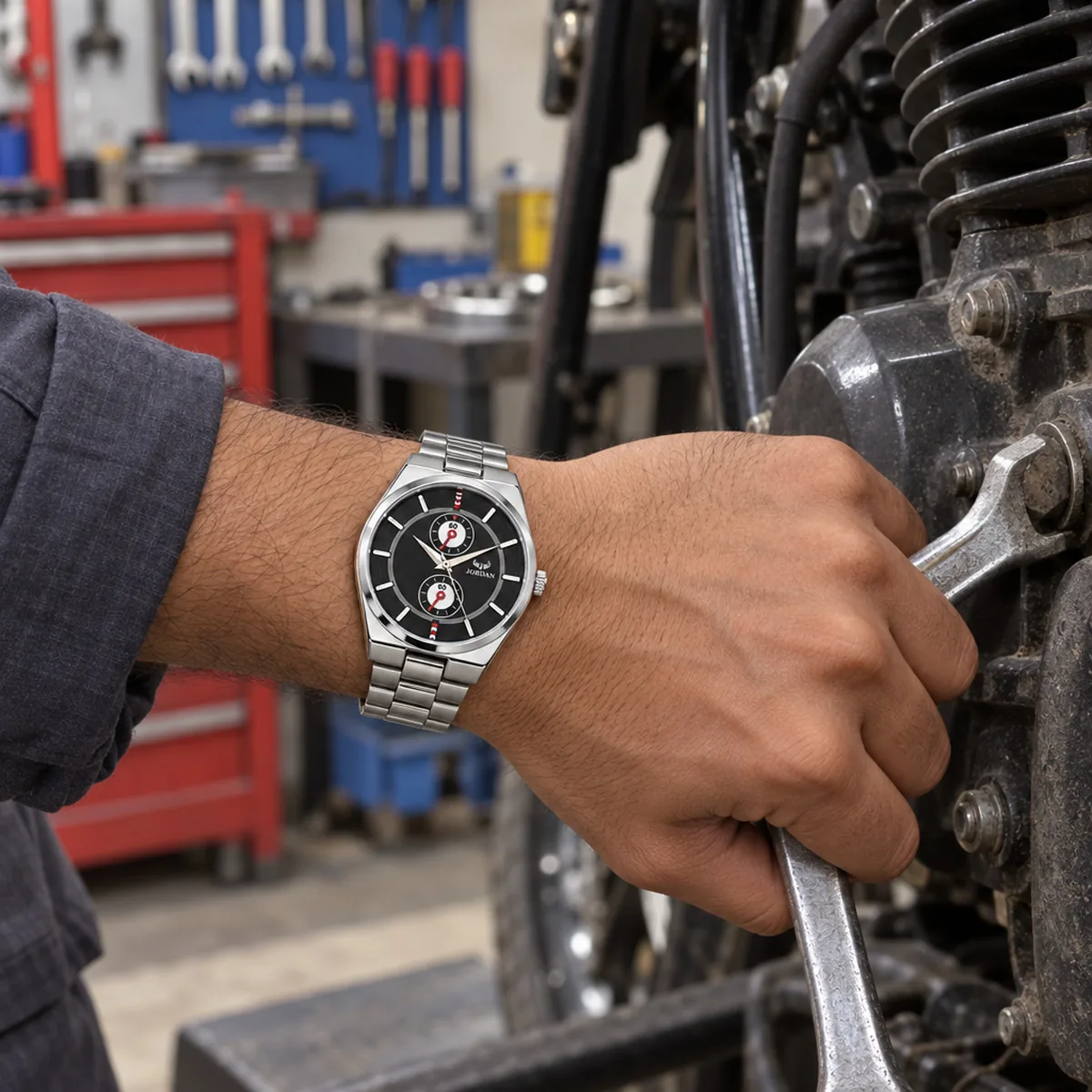 Steel Twin Black, wrist